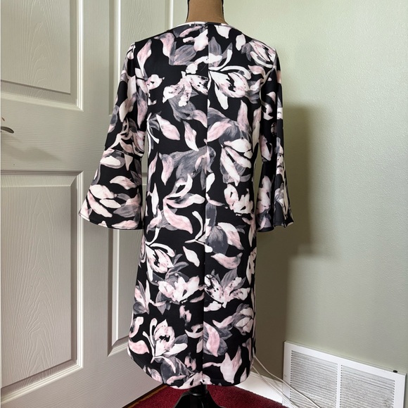 NWT Soon Maternity black floral print V-neck dress with 3/4 sleeves 
Size medium - Picture 2 of 8